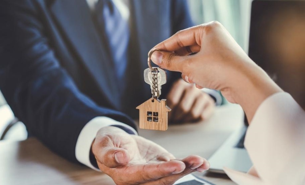 How to Handle Mail Away Real Estate Closings in Florida